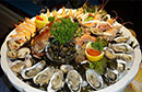 Piatto di mare con ostriche e gamberi