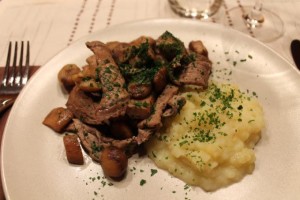Straccetti di manzo con lardo e funghi porcini